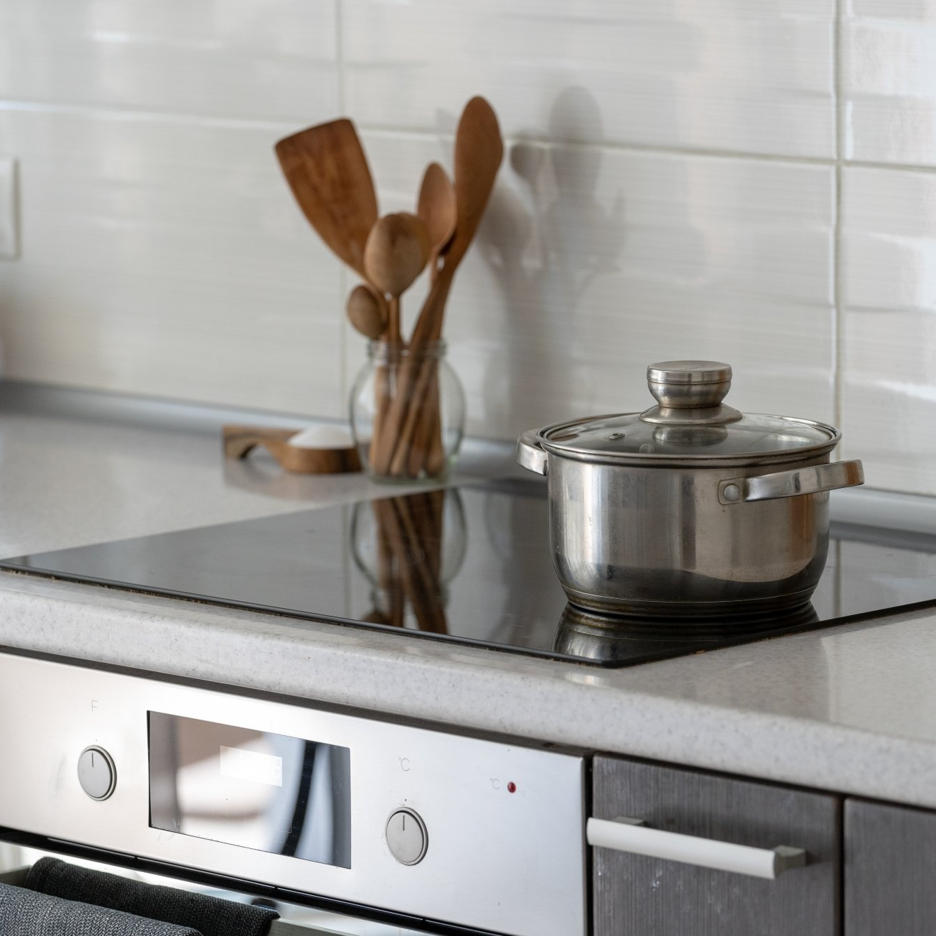 Induction cooktop with saucepan